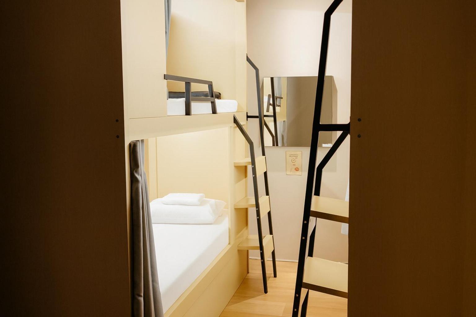 Single Capsule 4-Bed Female Window Room