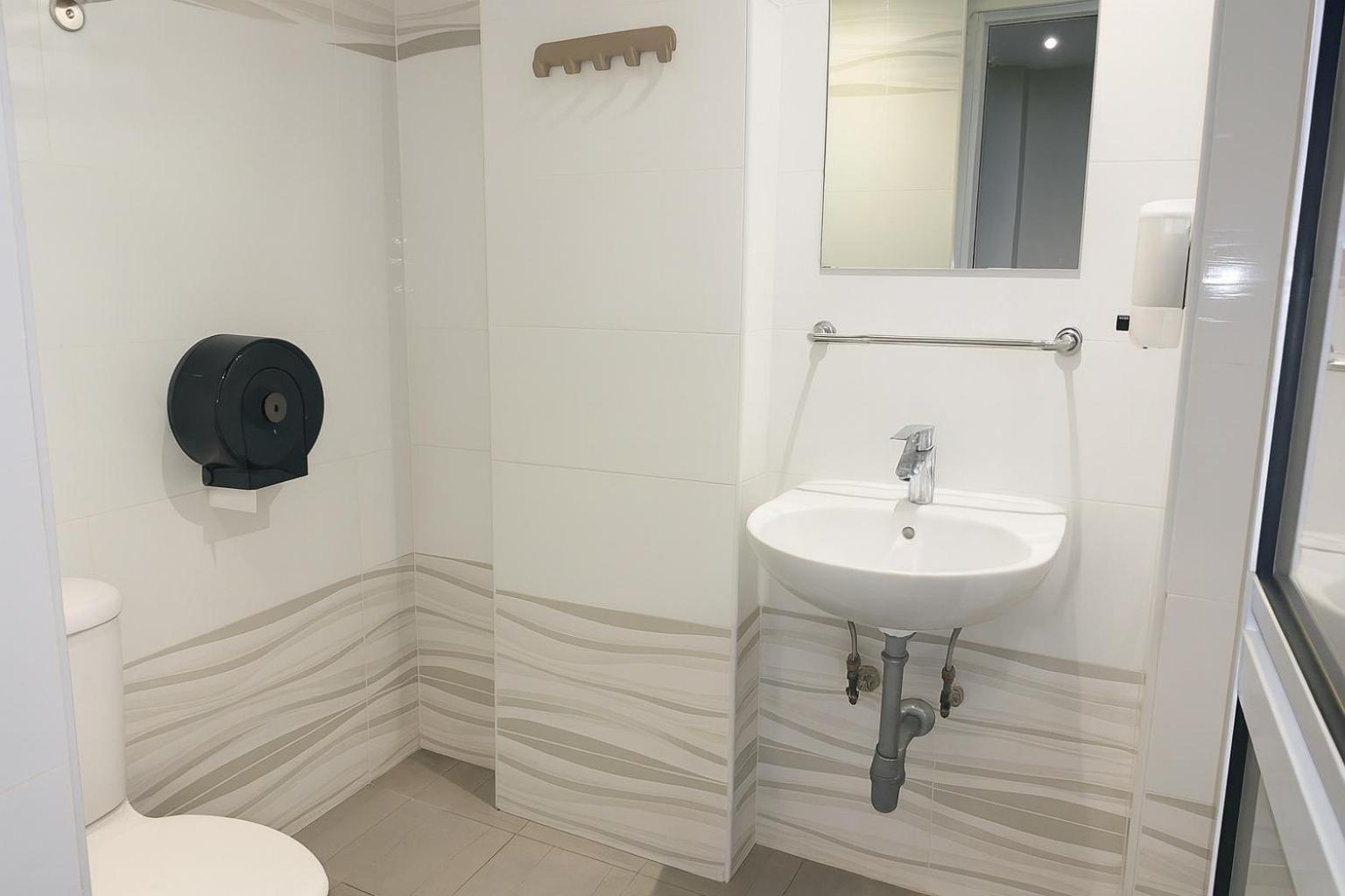 Single Capsule 4-Bed Female Window Room
