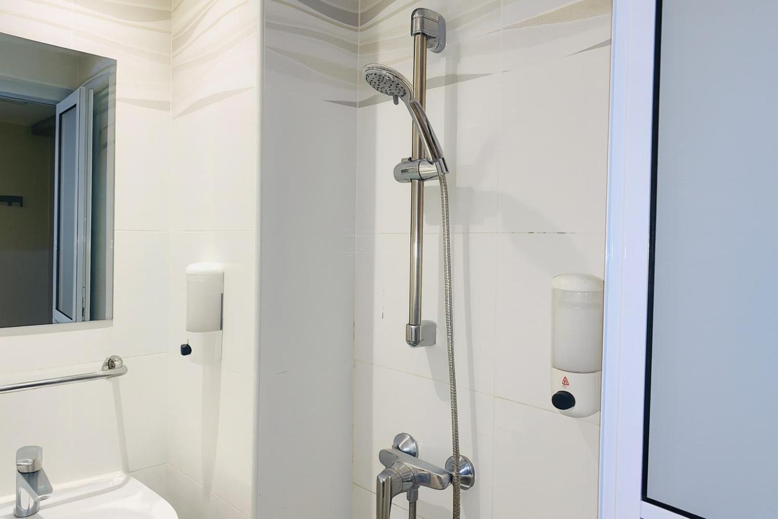 Single Capsule 4-Bed Female Window Room