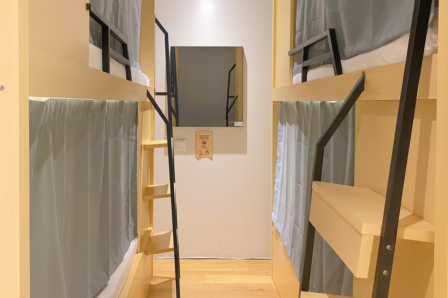 Single Capsule 4-Bed Female Window Room